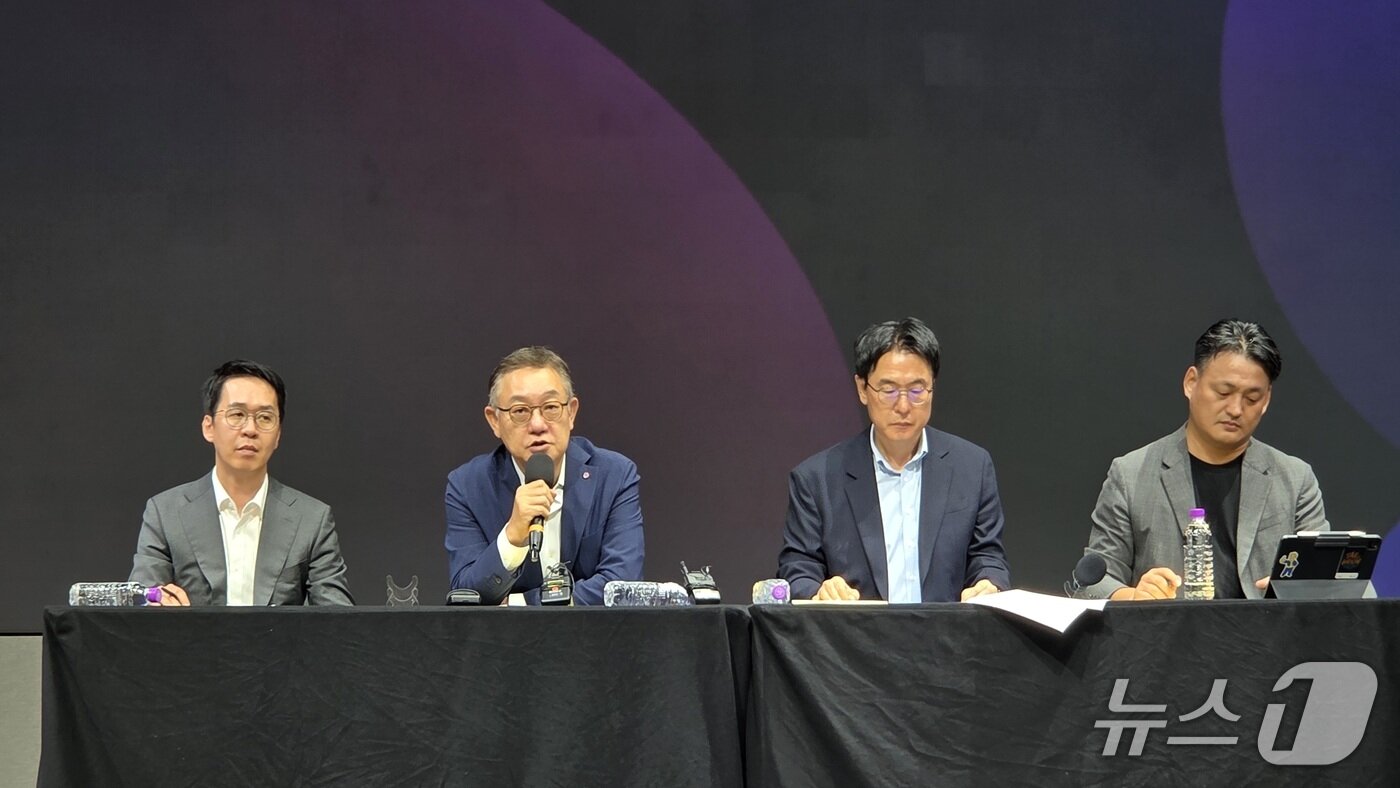 본문 이미지 - 현신균 LG CNS 사장(왼쪽에서 두 번째), 김홍근 디지털비즈니스사업부장 부사장(왼쪽에서 3번쨰), 홍진헌 전략담당 상무(맨 왼쪽), 김태훈 AI클라우드사업부장 전무가 서울 강서구 마곡 LG사이언스파크에서 열린 AX 미디어데이에서 질의에 답하고 있다. 2025.8.25 뉴스1 ⓒ News1 김민석 기자