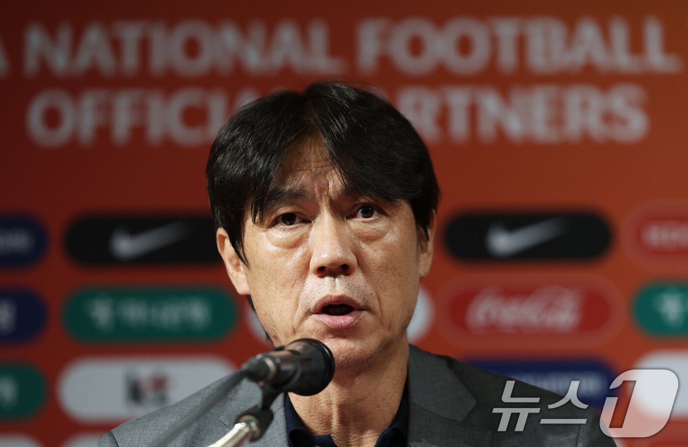 본문 이미지 - 홍명보 축구 국가대표팀 감독이 25일 오후 서울 종로구 축구회관에서 9월 A매치 국가대표 명단을 발표하고 있다. 2026 북중미월드컵 대비 미국 원정 평가전에 나서는 축구대표팀은 다음 달 7일 미국 뉴저지주 해리슨에서 미국&#40;세계랭킹 15위&#41;, 10일 테네시주 내슈빌에서 멕시코&#40;13위&#41;를 차례로 상대한다. 2025.8.25/뉴스1 ⓒ News1 오대일 기자