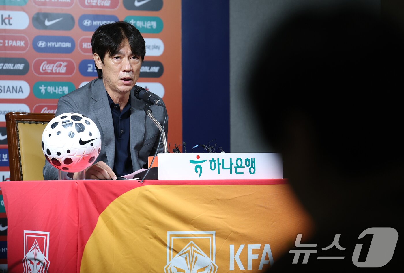 본문 이미지 - 홍명보 축구 국가대표팀 감독이 25일 오후 서울 종로구 축구회관에서 9월 A매치 국가대표 명단을 발표하고 있다. 2026 북중미월드컵 대비 미국 원정 평가전에 나서는 축구대표팀은 다음 달 7일 미국 뉴저지주 해리슨에서 미국&#40;세계랭킹 15위&#41;, 10일 테네시주 내슈빌에서 멕시코&#40;13위&#41;를 차례로 상대한다. 2025.8.25/뉴스1 ⓒ News1 오대일 기자