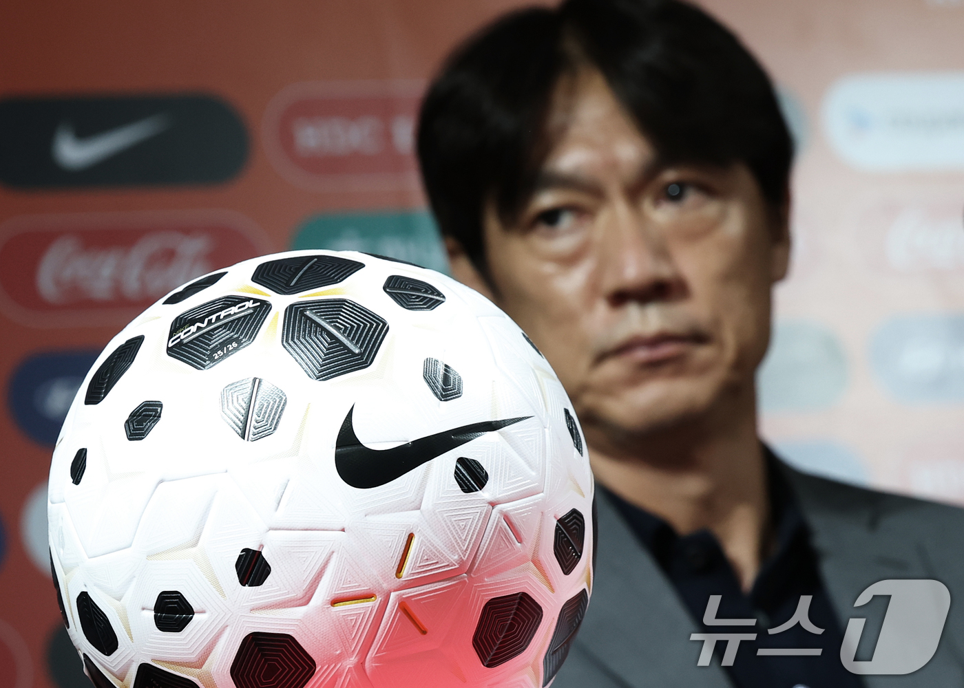 (서울=뉴스1) 오대일 기자 = 홍명보 축구 국가대표팀 감독이 25일 오후 서울 종로구 축구회관에서 9월 A매치 국가대표 명단을 발표한 후 잠시 생각에 잠겨 있다.2026 북중미월 …