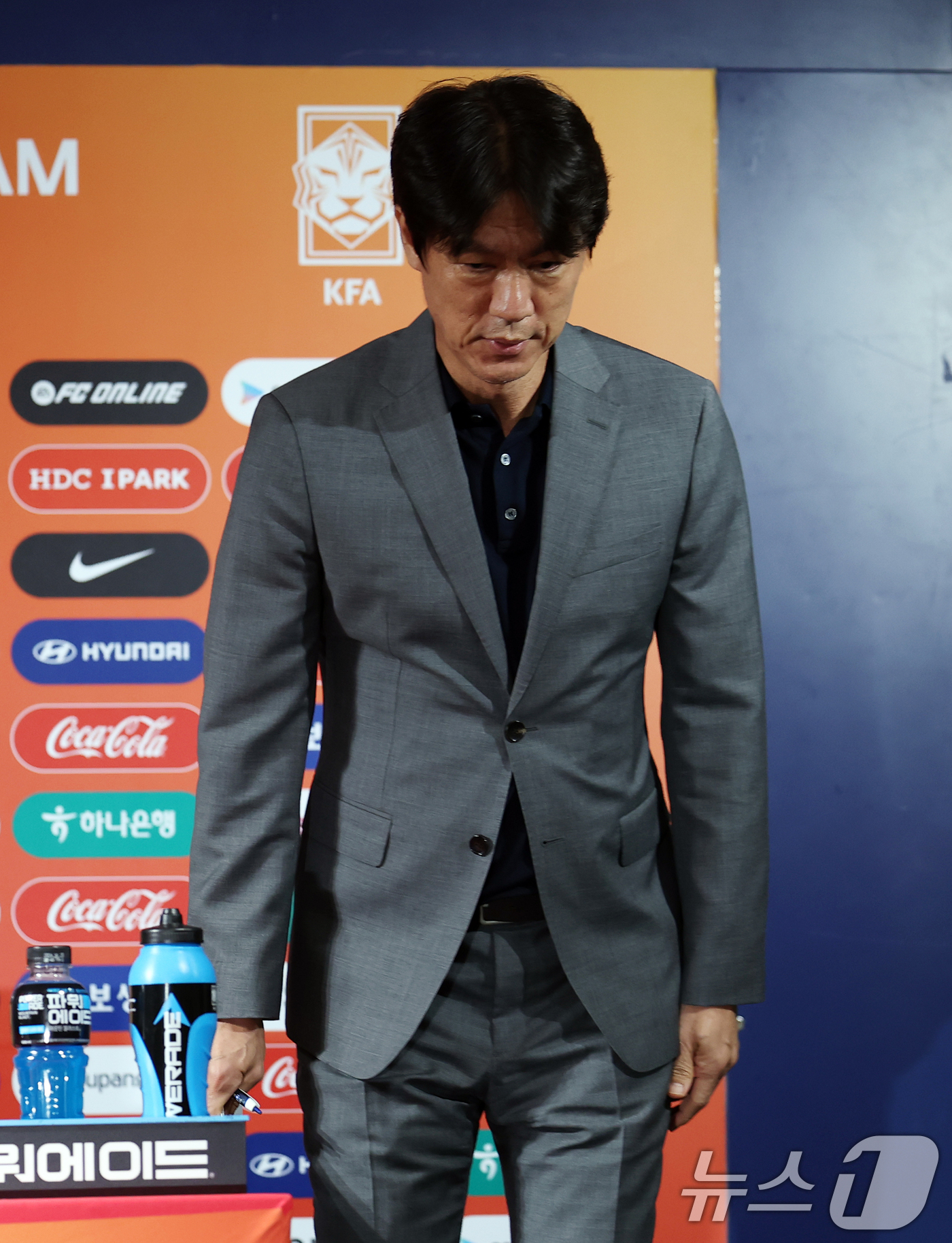 (서울=뉴스1) 오대일 기자 = 홍명보 축구 국가대표팀 감독이 25일 오후 서울 종로구 축구회관에서 열린 9월 A매치 국가대표 명단 발표 기자회견에 참석해 인사하고있다.2026 북 …