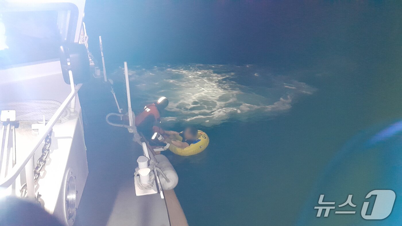 본문 이미지 - 지난 23일 밤 강원 고성 초도해변 인근 해상 표류 사고 구조 현장.(속초해경 제공, 재판매 및 DB 금지) 2025.8.25/뉴스1