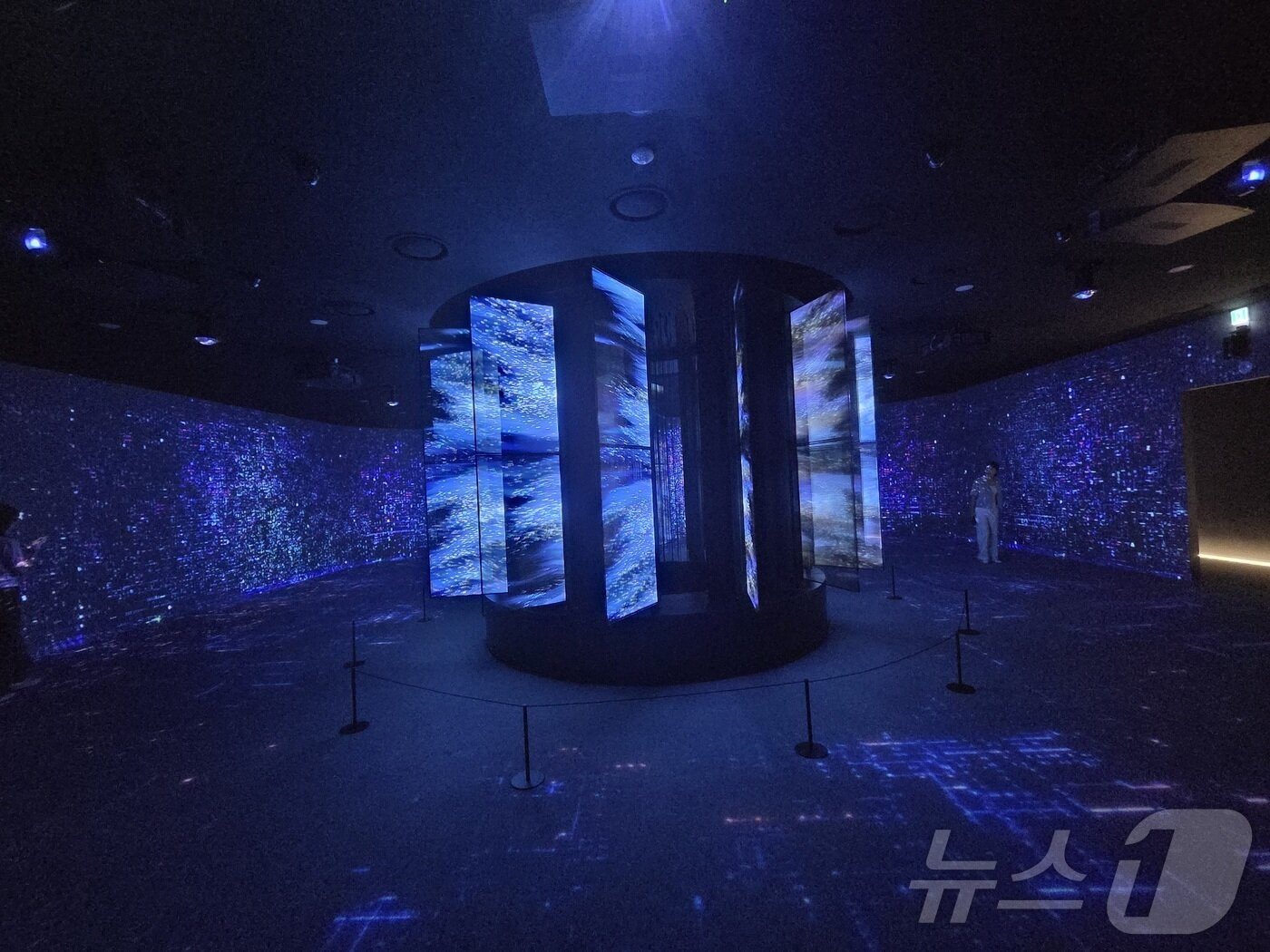 본문 이미지 - LG전자 플래그십 D5에 조성된 '비전 홀'. 투명 OLED 등을 활용해 LG전자의 비전과 브랜드 가치를 담은 영상을 몰입해서 감상할 수 있다. 2025.8.25/뉴스1 ⓒ News1 박주평 기자