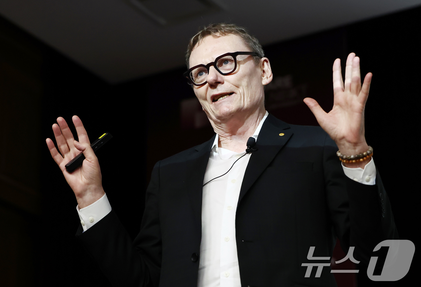 (서울=뉴스1) 김민지 기자 = 2024년 노벨경제학상 수상자인 제임스 로빈슨 교수가 25일 오후 서울 성북구 고려대학교에서 열린 제10회 넥스트 인텔리전스 포럼에서 '제도, 정치 …