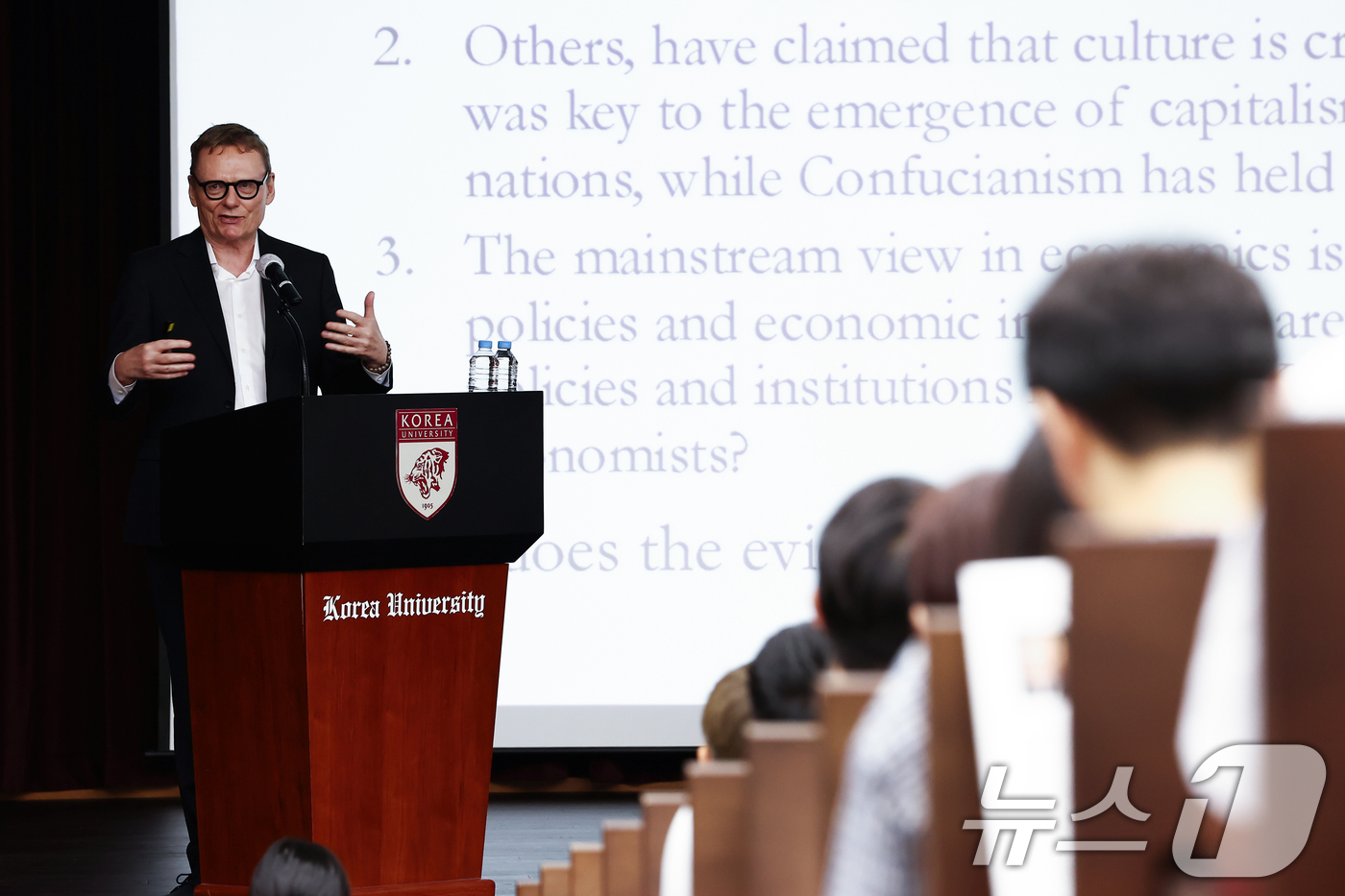 (서울=뉴스1) 김민지 기자 = 2024년 노벨경제학상 수상자인 제임스 로빈슨 교수가 25일 오후 서울 성북구 고려대학교에서 열린 제10회 넥스트 인텔리전스 포럼에서 '제도, 정치 …