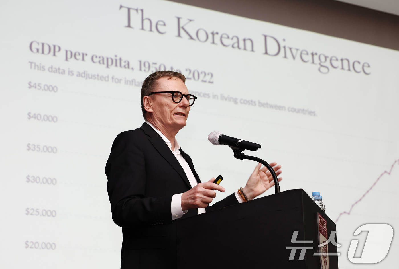 (서울=뉴스1) 김민지 기자 = 2024년 노벨경제학상 수상자인 제임스 로빈슨 교수가 25일 오후 서울 성북구 고려대학교에서 열린 제10회 넥스트 인텔리전스 포럼에서 '제도, 정치 …