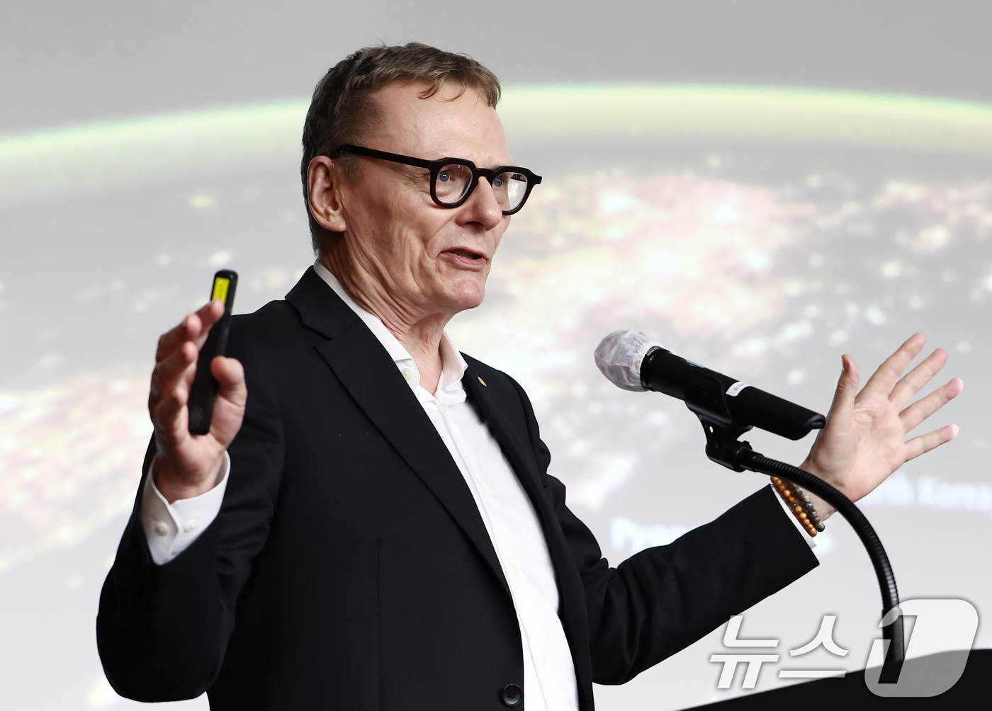 (서울=뉴스1) 김민지 기자 = 2024년 노벨경제학상 수상자인 제임스 로빈슨 교수가 25일 오후 서울 성북구 고려대학교에서 열린 제10회 넥스트 인텔리전스 포럼에서 '제도, 정치 …