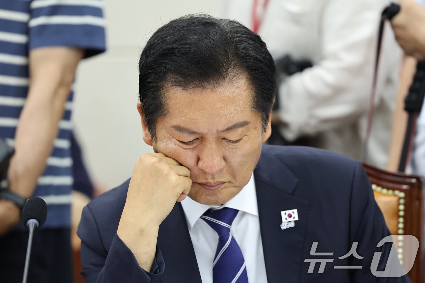 본문 이미지 - 정청래 더불어민주당 국회 국방위원이 지난 25일 서울 여의도 국회에서 열린 제428회 국회&#40;임시회&#41; 국방위원회 제1차 전체회의에 참석해 생각에 잠겨있다. 2025.8.25/뉴스1 ⓒ News1 이승배 기자