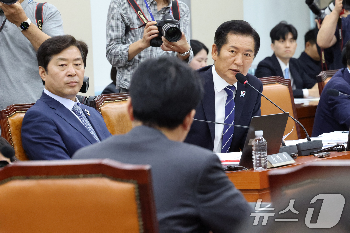 (서울=뉴스1) 이승배 기자 = 정청래 더불어민주당 국회 국방위원이 25일 서울 여의도 국회에서 열린 제428회 국회(임시회) 국방위원회 제1차 전체회의에서 안규백 국방부 장관에게 …