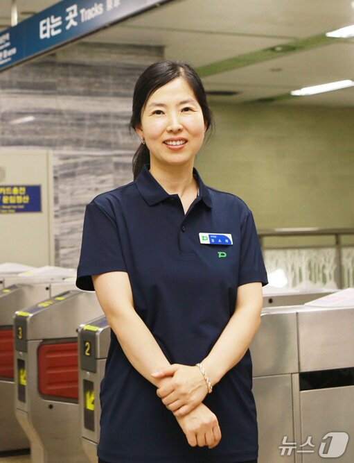 본문 이미지 - 오룡역에서 친절하게 고객을 응대하고, 안내하는  김소희부역장. (대전교통공사 제공. 재판매 및 DB금지)2025.8.25/뉴스1