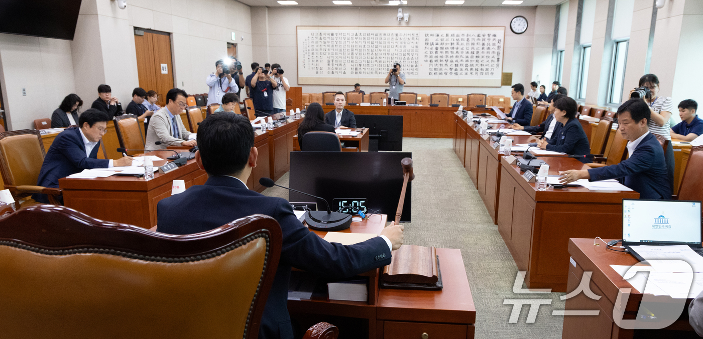 (서울=뉴스1) 이승배 기자 = 김용민 국회 법제사법위원회 법안심사 제1소위원장이 25일 서울 여의도 국회에서 제428회 국회(임시회) 소위원회를 주재하고 있다. 2025.8.25 …