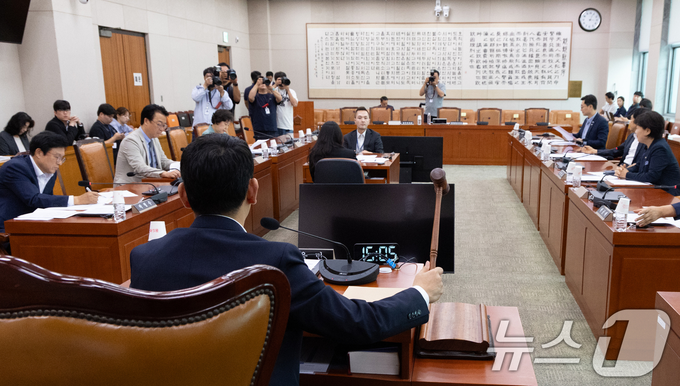 (서울=뉴스1) 이승배 기자 = 김용민 국회 법제사법위원회 법안심사 제1소위원장이 25일 서울 여의도 국회에서 제428회 국회(임시회) 소위원회를 주재하고 있다. 2025.8.25 …