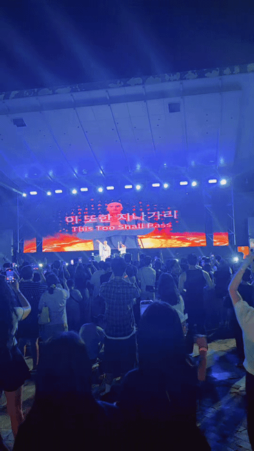 본문 이미지 - 지난 23일 열린 광주 소상공인 엑스포에서 &#39;뉴진스님&#39;으로 활동하는 개그맨 윤성호씨가 디제잉을 하고 있다. 2025.08.23 강은성 기자