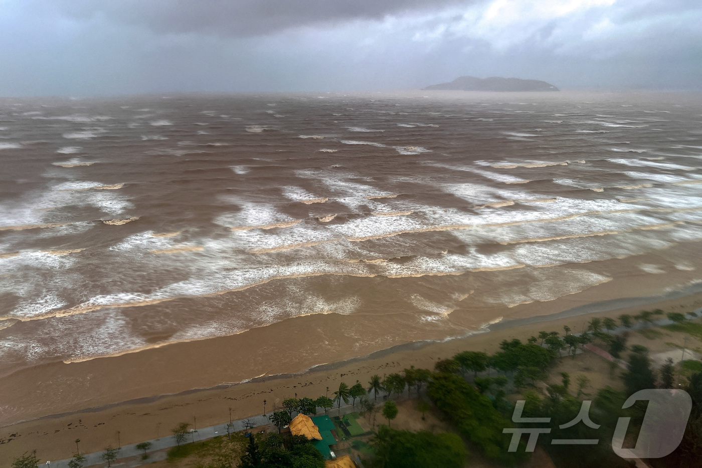 (응에안 로이터=뉴스1) 권영미 기자 = 25일 베트남 응에안성에 태풍 가지키가 접근하는 가운데, 창문 너머로 쿠아로 해변에 밀려오는 파도가 보인다.2025.08.25.ⓒ 로이터= …