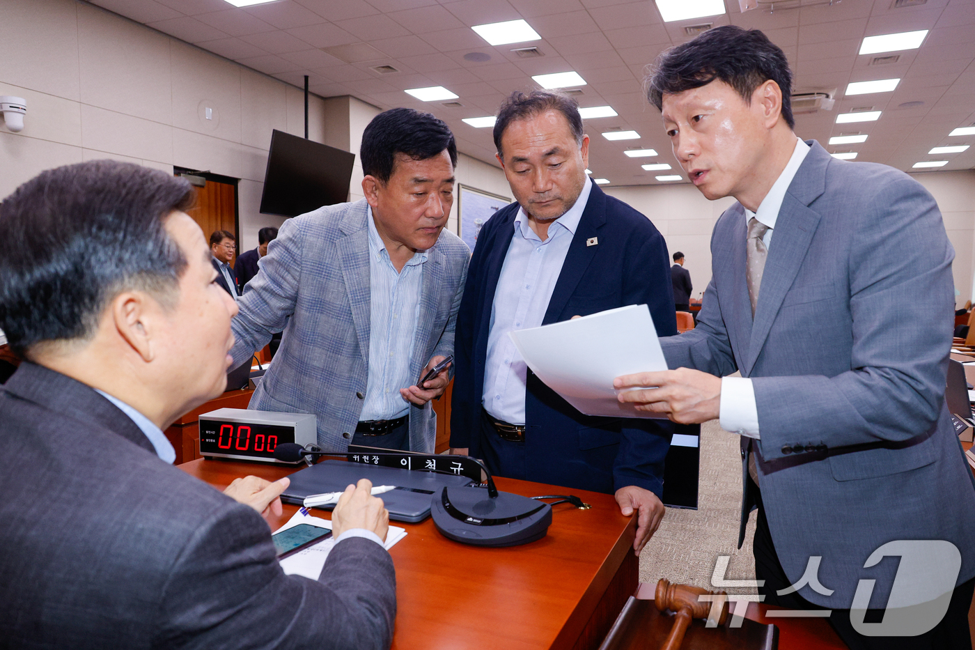 (서울=뉴스1) 안은나 기자 = 국회 산업통상자원중소벤처기업위원회 이철규 위원장과 더불어민주당 김원이, 국민의힘 박성민 간사가 25일 오후 서울 여의도 국회에서 산자중기위 전체회의 …