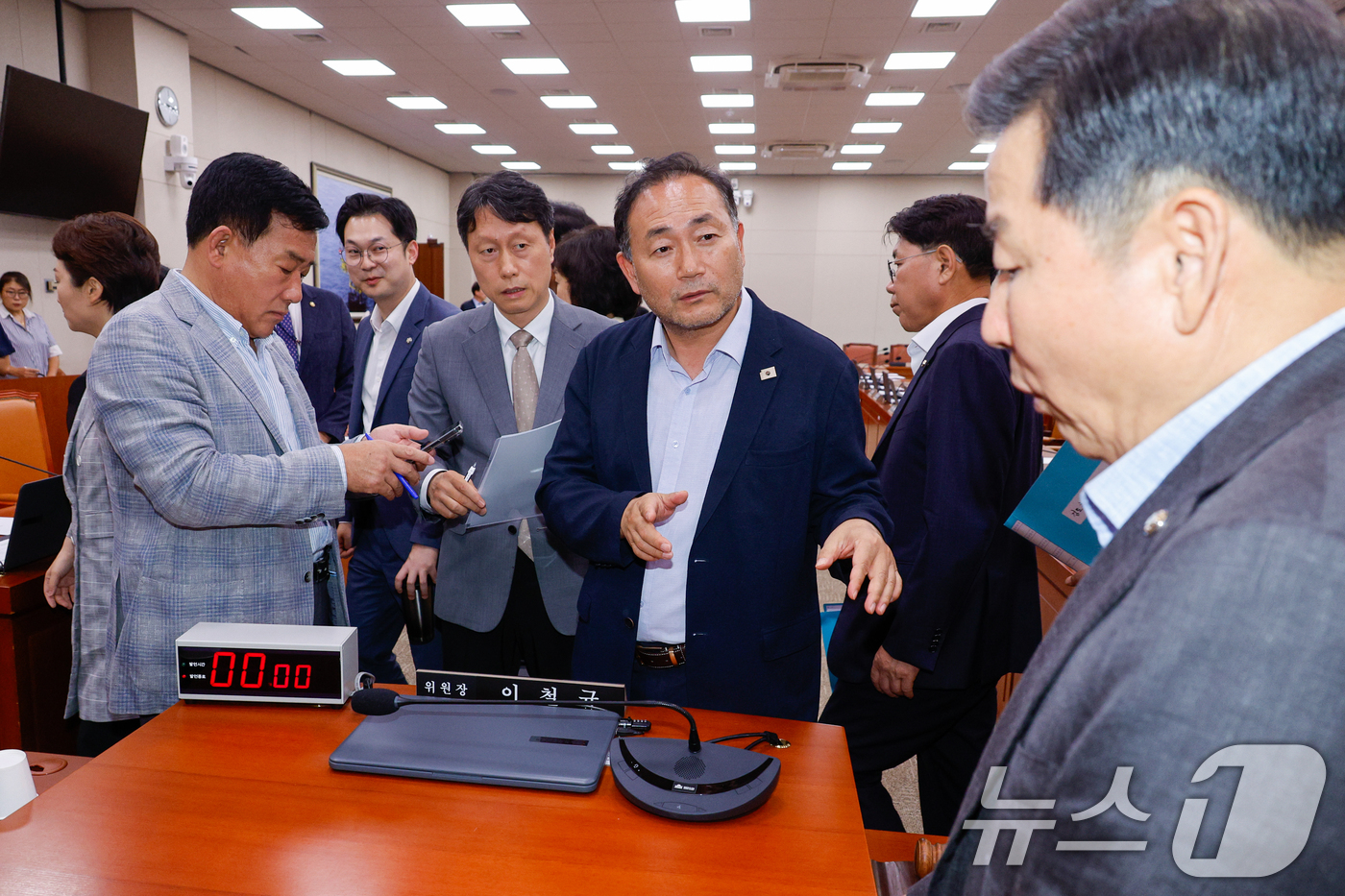 (서울=뉴스1) 안은나 기자 = 국회 산업통상자원중소벤처기업위원회 이철규 위원장과 더불어민주당 김원이, 국민의힘 박성민 간사가 25일 오후 서울 여의도 국회에서 산자중기위 전체회의 …