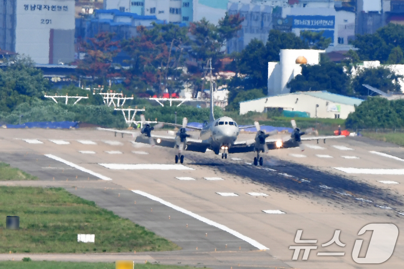 (포항=뉴스1) 최창호 기자 = 국토교통부와 한국공항공사가 25일 경북 포항경주공항에서 방위각제공시설(LOC 로컬러이저)구조물 개선 공사를 진행 중인 가운데 해군 해상초계기 P-3 …