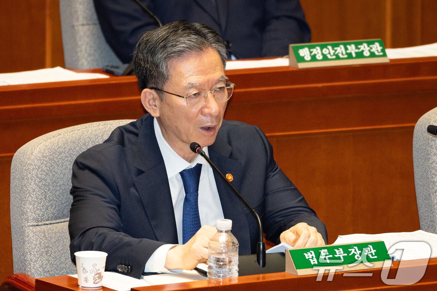 본문 이미지 - 정성호 법무부 장관이 지난 25일 서울 여의도 국회에서 열린 제428회 국회&#40;임시회&#41; 예산결산특별위원회 제1차 전체회의에 출석해 의원 질의에 답하고 있다. 2025.8.25/뉴스1 ⓒ News1 유승관 기자