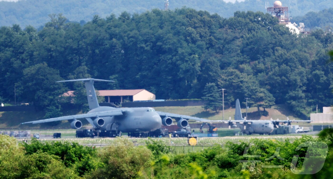 본문 이미지 - 지난 8월 25일 경기 평택시 주한미군 오산공군기지에 C-5 수송기와 C-130 수송기가 계류되어 있는 모습. 2025.8.25/뉴스1 ⓒ News1 김영운 기자