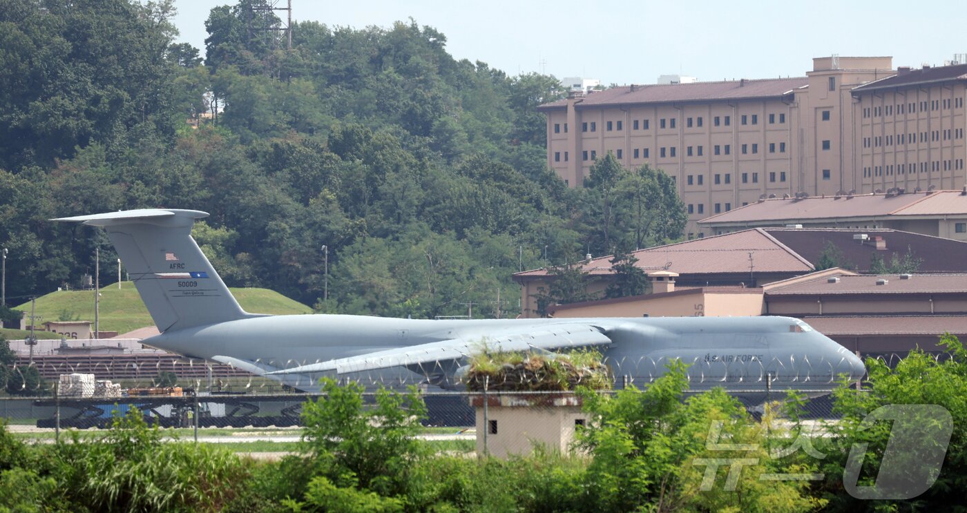 본문 이미지 - 지난달 25일 경기 평택시 주한미군 오산공군기지에 C-5 수송기가 계류 중인 모습./뉴스1 ⓒ News1 김영운 기자