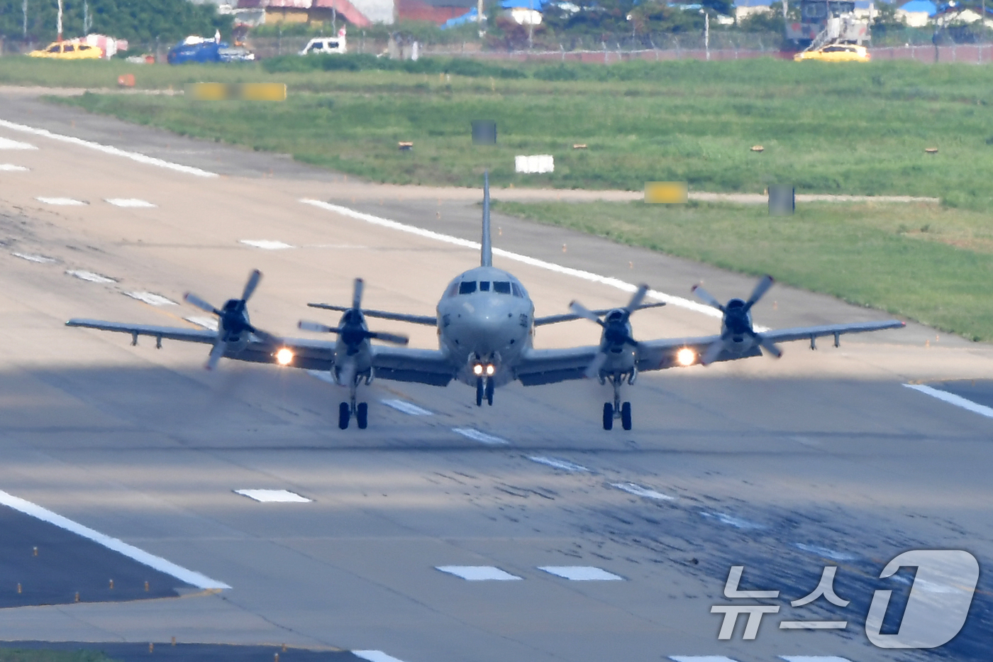 (포항=뉴스1) 최창호 기자 = 국토교통부와 한국공항공사가 25일 경북 포항경주공항에서 방위각제공시설(LOC 로컬러이저)구조물 개선 공사를 진행하고 있는 가운데 해군 해상초계기가 …