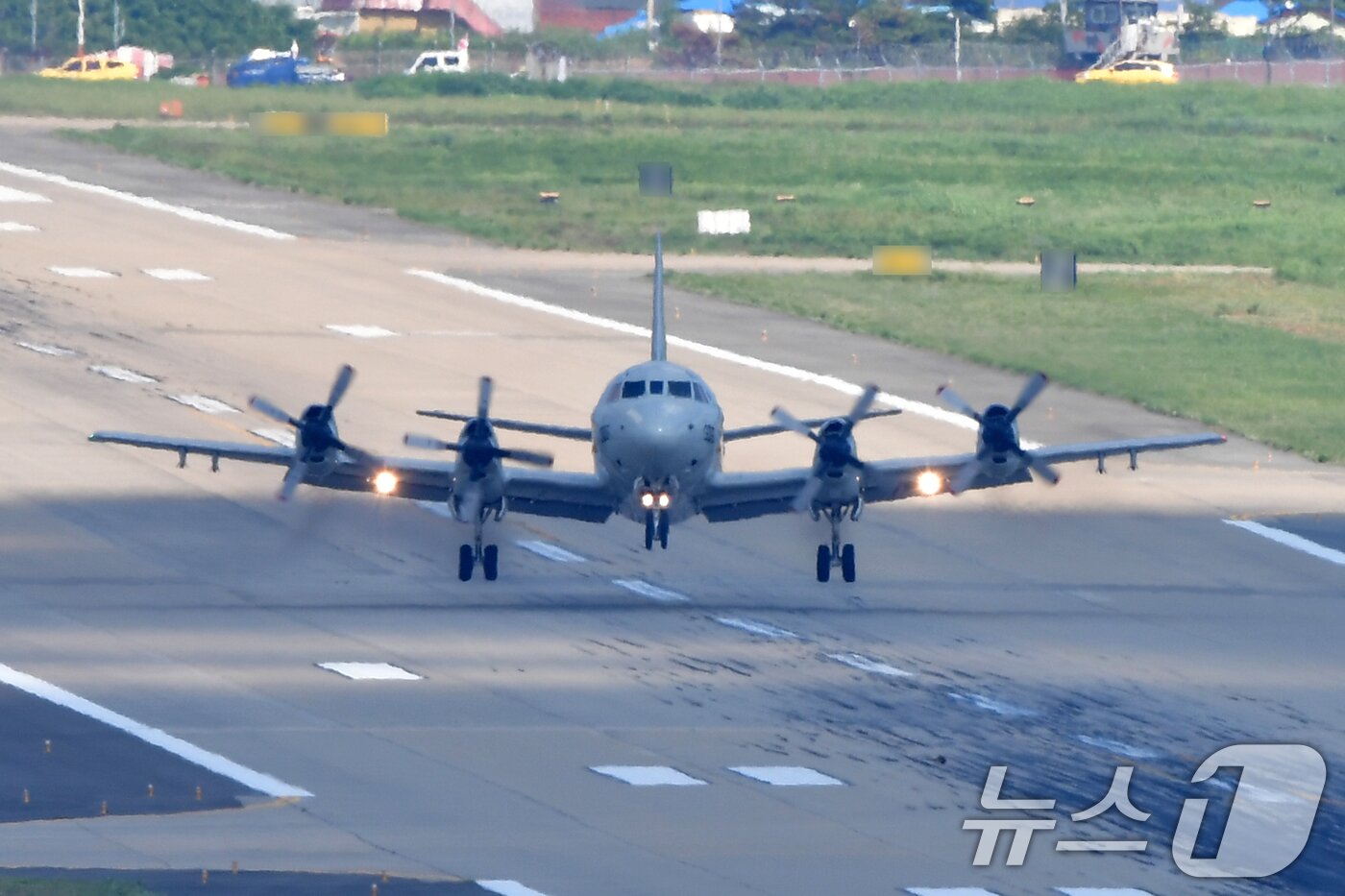 본문 이미지 - 국토교통부와 한국공항공사가 25일 경북 포항경주공항에서 방위각제공시설&#40;LOC 로컬러이저&#41;구조물 개선 공사를 진행하고 있는 가운데 해군 해상초계기가 이륙하고 있다. 지난달 28일부터 시작된 공사는 오는 11월 1일까지 둔덕철거 및 안테나 재설치 등으로 진행된다. 2025.8.13/뉴스1 ⓒ News1 최창호 기자