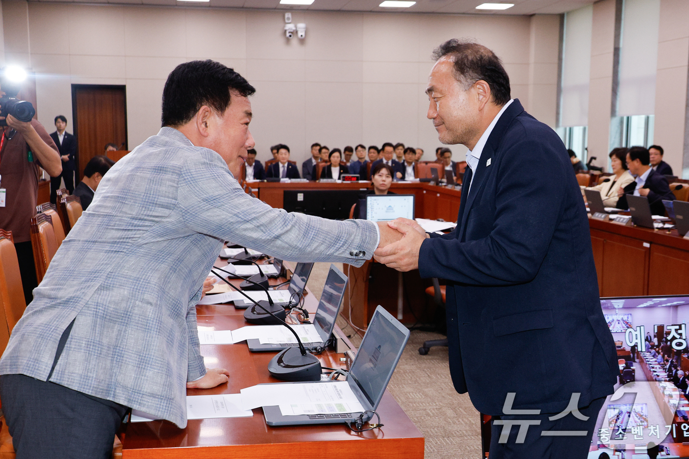 (서울=뉴스1) 안은나 기자 = 국회 산업통상자원중소벤처기업위원회 더불어민주당 김원이(오른쪽), 국민의힘 박성민 간사가 25일 오후 서울 여의도 국회에서 열린 산자중기위 제428회 …