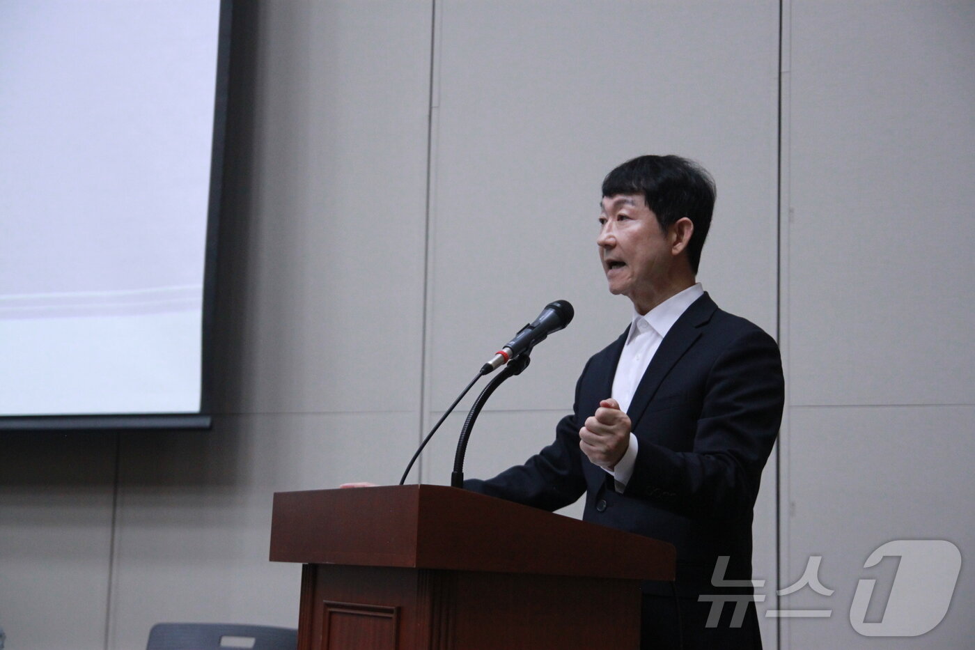 본문 이미지 - 김희석 한국경찰과학전략센터 이사장이 25일 부산항국제전시컨벤션센터(BPEX)에서 열린 '불법 사설 서버 대응과 개선 방안' 학술대회에서 발표하고 있다.2025.8.25/뉴스1 ⓒ News1 김민재 기자