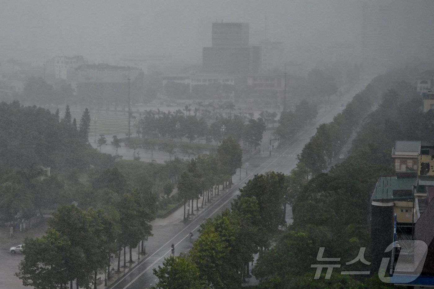 (빈 AFP=뉴스1) 양은하 기자 = 25일(현지시간) 태풍 가지키가 시속 약 160km의 강풍으로 베트남 중부 지역을 강타할 것으로 예상되면서 주민 수만 명이 해안 지역에서 대피 …