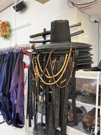 본문 이미지 - 25일 서울 종로구 안국역 근처의 한복대여점의 모습. 2025.08.25 / 뉴스1 ⓒ News1 송송이 기자