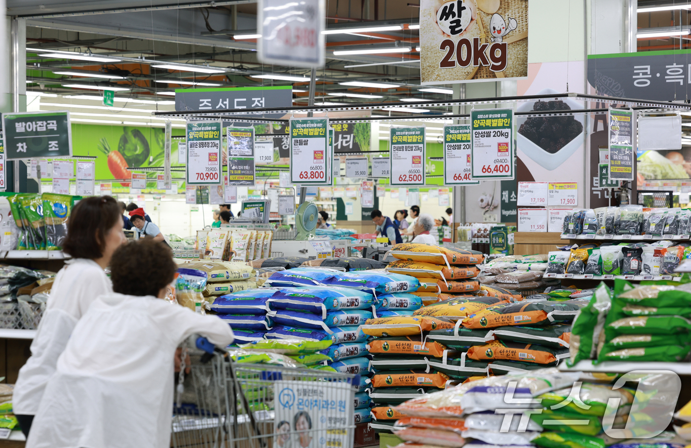 (서울=뉴스1) 권현진 기자 = 한미 정상회담에서 농산물 개방에 대한 이견이 변수가 될 것으로 예상되는 가운데 25일 서울 도심의 한 마트에서 시민들이 쌀을 살펴보고 있다. 202 …