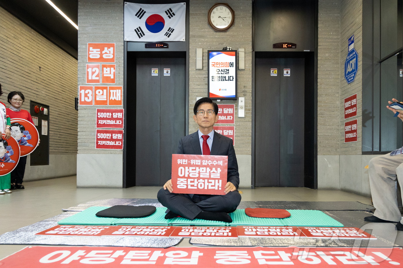 (서울=뉴스1) 이승배 기자 = 특검의 국민의힘 압수수색 저지 농성 중인 김문수 당대표 후보가 대표 선출을 하루 앞둔 25일 오후 서울 여의도 중앙당사에서 농성을 이어가고 있다. …