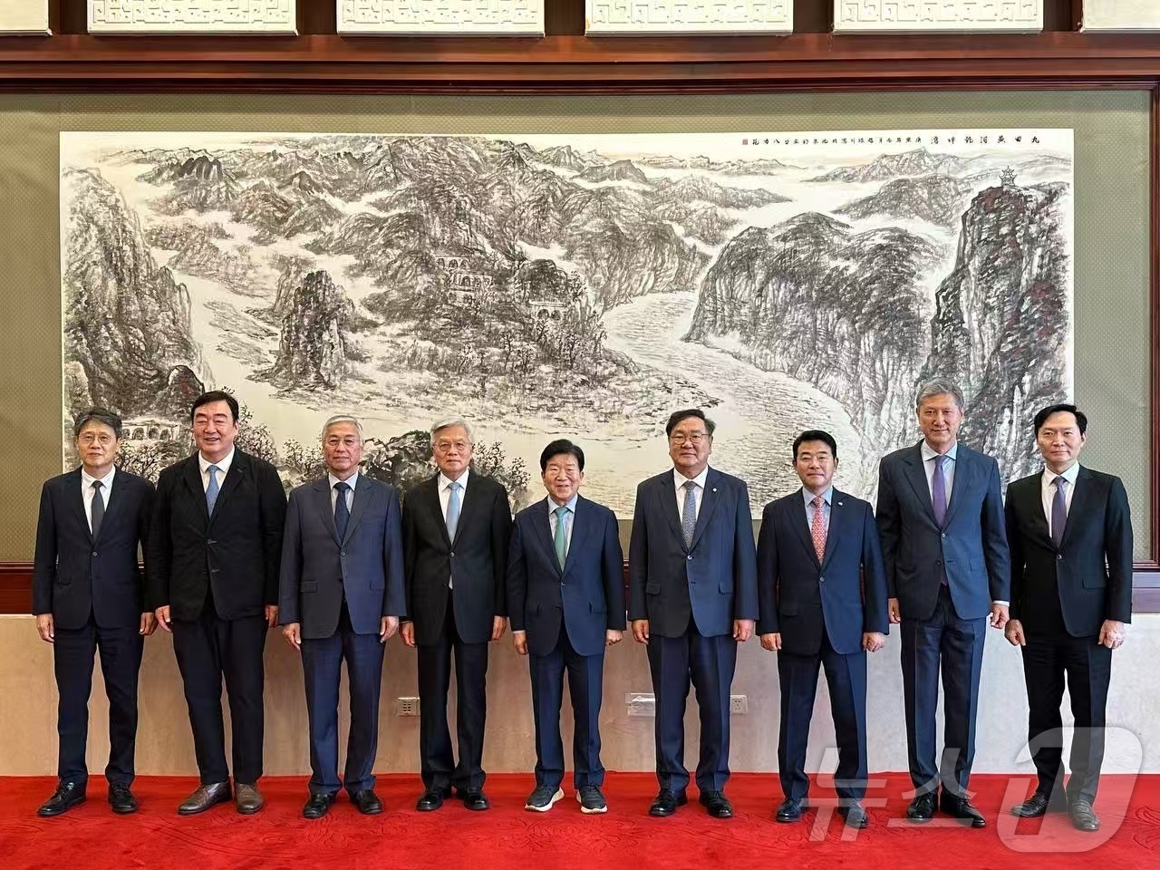 (베이징=뉴스1) 정은지 특파원 = 박병석 전 국회의장을 단장으로 하는 대통령 특사단이 25일 베이징 댜오위타이 국빈관에서 전직 주한대사들과 만났다. 왼쪽부터 김한규 주중 한국대사 …