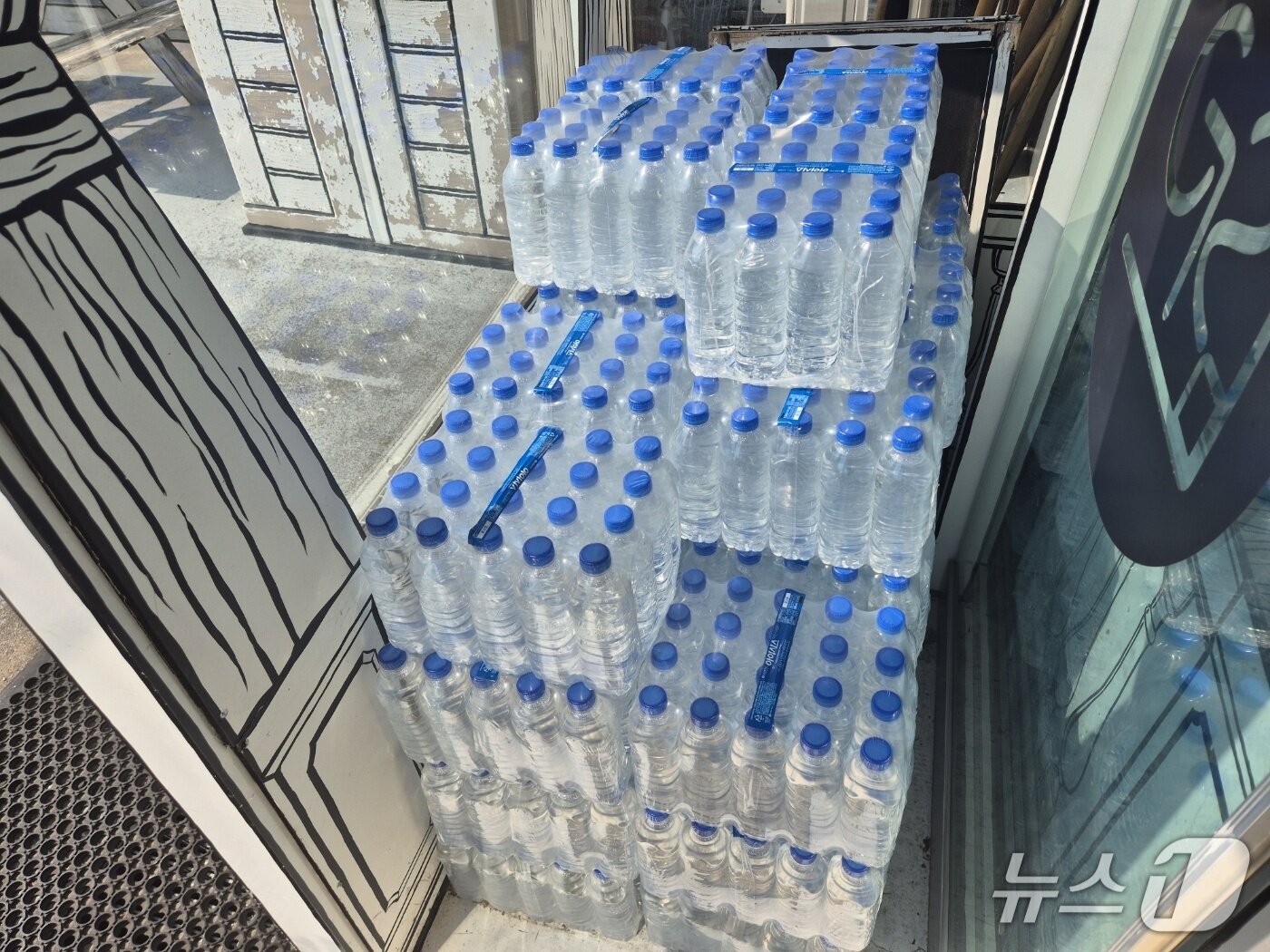 본문 이미지 - 지난 25일 강원 강릉 홍제동의 한 카페에 200mL짜리 생수 묶음이 비축돼 있다. 2025.8.25/뉴스1 윤왕근 기자
