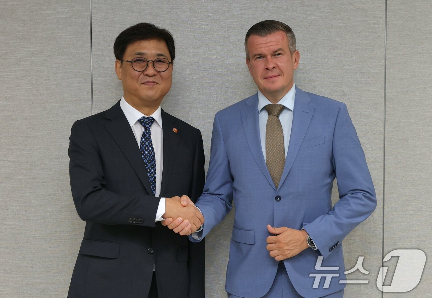 본문 이미지 - 최휘영 문화체육관광부 장관이 위톨드 반카 세계도핑방지기구&#40;WADA&#41; 회장과 면담 후 기념 촬영을 하고 있다. &#40;문화체육관광부 제공. 재판매 및 DB 금지&#41; 2025.8.25/뉴스1