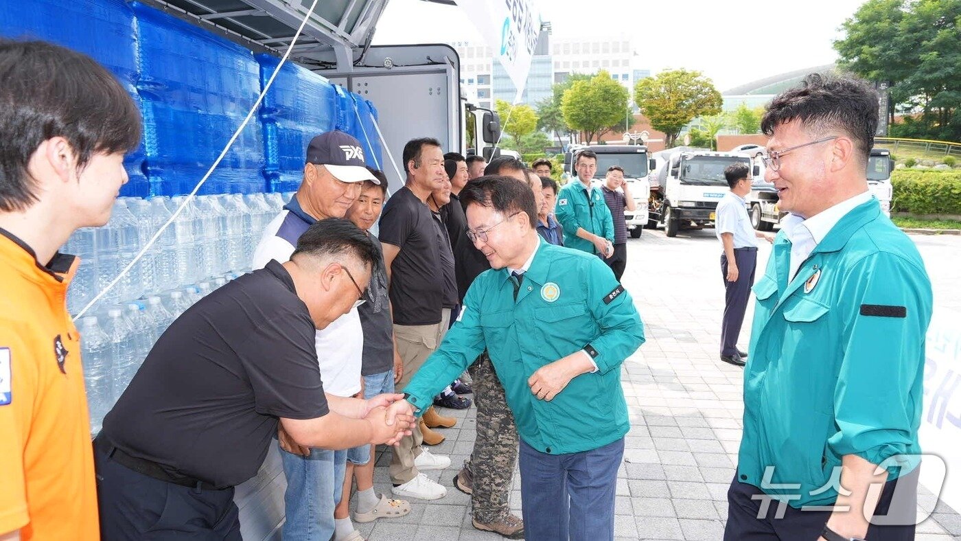 본문 이미지 - 육동한 강원 춘천시장이 25일 가뭄으로 식수난 을 겪고 있는 강릉에 급수 지원을 위해 출발하는 관계자들을 격려하고 있다.(춘천시 제공, 재판매 및 DB 금지) 2025.8.25/뉴스1