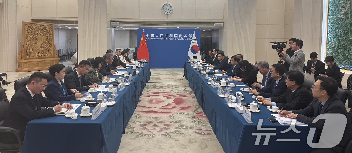 (청주=뉴스1) 신웅수 기자 = 박병석 전 국회의장을 비롯한 대통령 특사단이 25일 오후 베이징 상무부 청사에서 왕원타오 중국 상무부장을 만나 환담을 나누고 있다.왼쪽부터 김한규 …