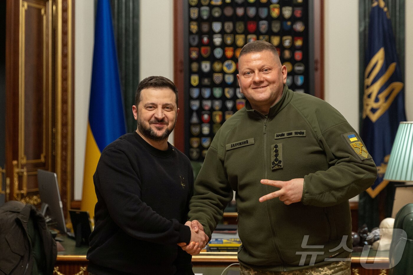 본문 이미지 - 볼로디미르 젤렌스키 우크라이나 대통령&#40;왼쪽&#41;과 발레리 잘루즈니 전 우크라이나군 총사령관. 2024.02.08 ⓒ 로이터=뉴스1 ⓒ News1 이지예 객원기자