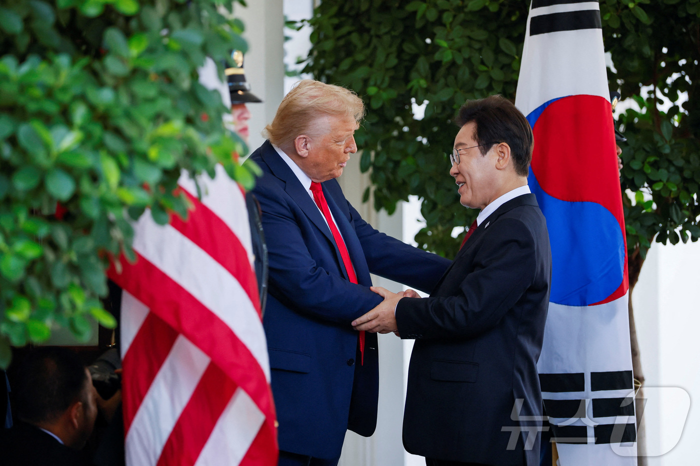 (로이터=뉴스1) 신웅수 기자 = 이재명 대통령이 25일(현지시간) 미국 워싱턴 백악관에서 도널드 트럼프 미국 대통령을 만나 인사를 나누고 있다.ⓒ 로이터=뉴스1