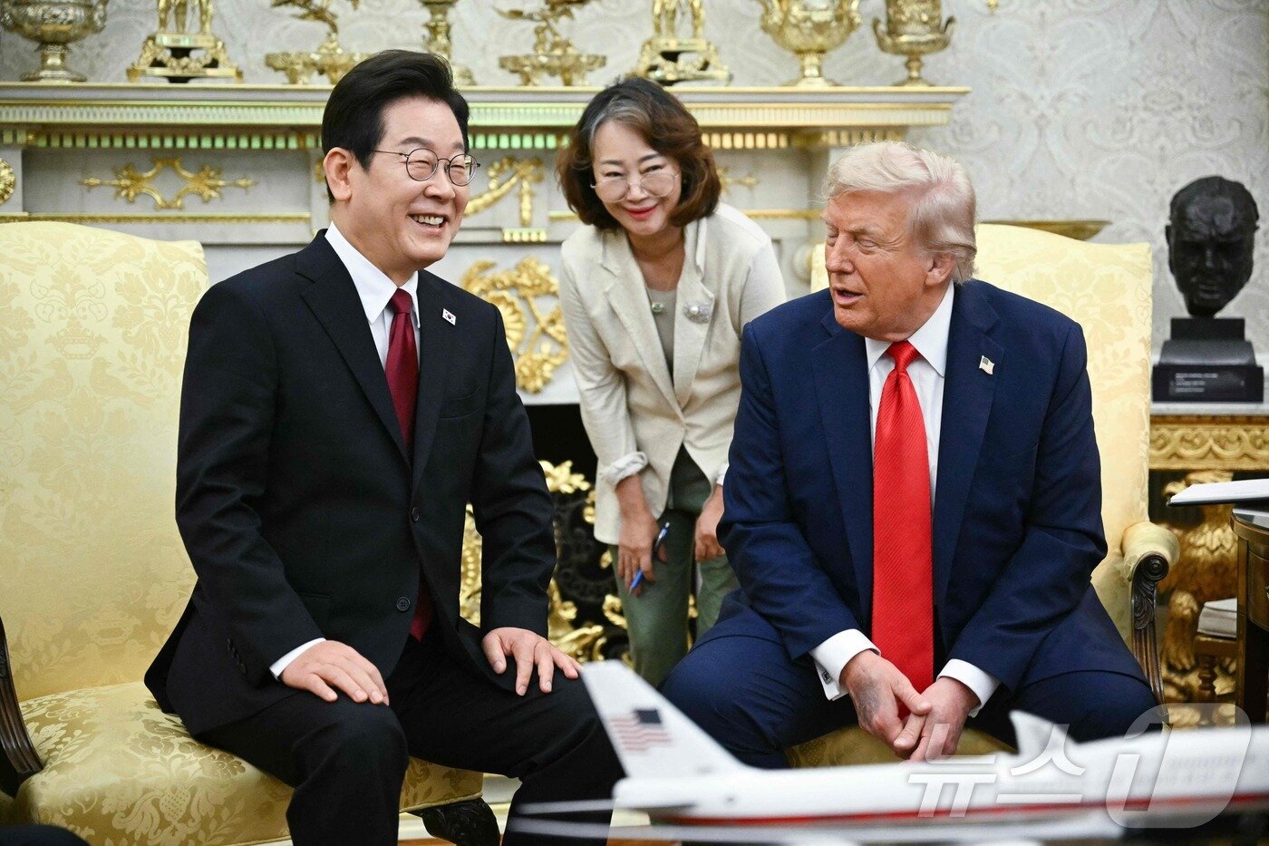 본문 이미지 - 25일&#40;현지시간&#41; 이재명 대통령과 도널드 트럼프 미국 대통령이 백악관 집무실에서 정상회담을 하고 있다. 2025.08.25 ⓒ AFP=뉴스1 ⓒ News1 김지완 기자