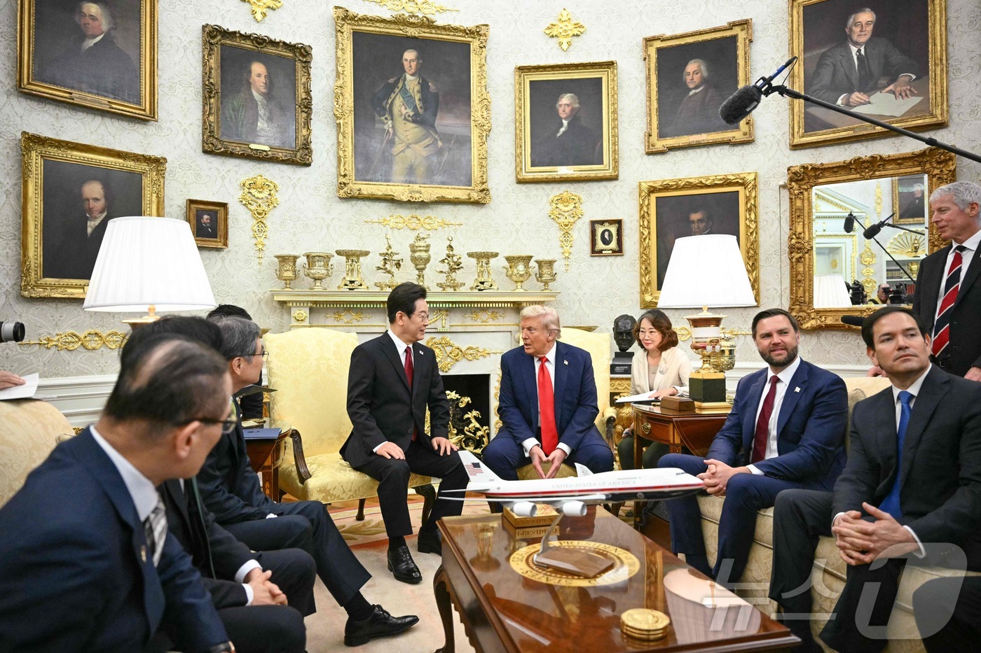 (AFP=뉴스1) 신웅수 기자 = 이재명 대통령이 25일(현지시간) 미국 워싱턴 백악관에서 도널드 트럼프 미국 대통령과 한미 정상회담을 하고 있다.ⓒ AFP=뉴스1