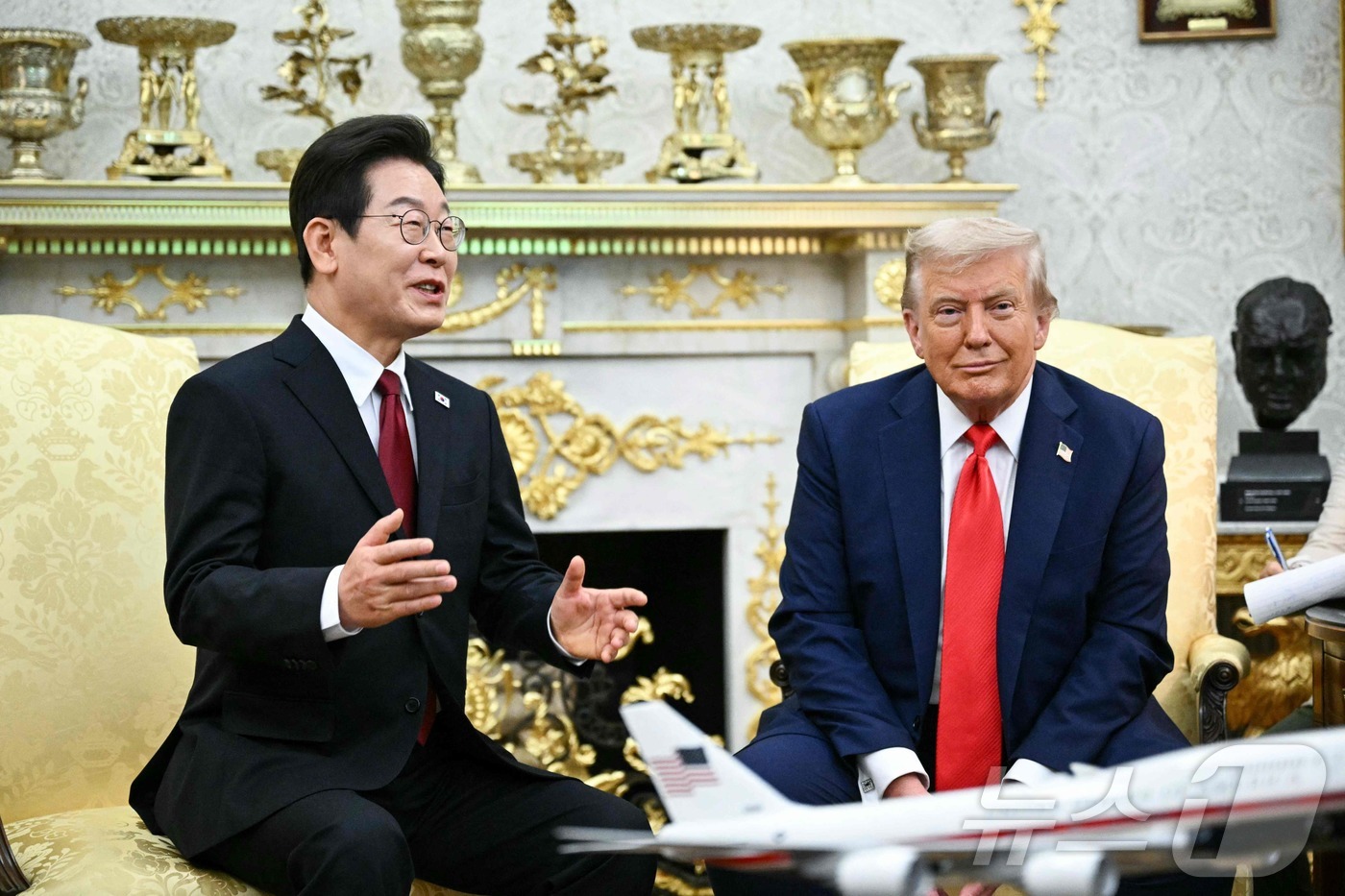 (AFP=뉴스1) 신웅수 기자 = 이재명 대통령이 25일(현지시간) 미국 워싱턴 백악관에서 도널드 트럼프 미국 대통령과 한미 정상회담을 하고 있다.ⓒ AFP=뉴스1