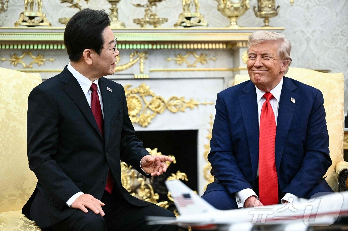 본문 이미지 - 이재명 대통령이 25일&#40;현지시간&#41; 미국 워싱턴 백악관에서 도널드 트럼프 미국 대통령과 한미 정상회담을 하고 있다. ⓒ AFP=뉴스1 ⓒ News1 신웅수 기자