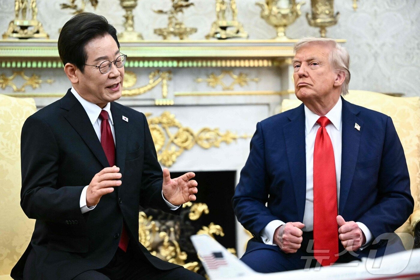 본문 이미지 - 이재명 대통령이 25일&#40;현지시간&#41; 미국 워싱턴 백악관에서 도널드 트럼프 미국 대통령과 한미 정상회담을 하고 있다. ⓒ AFP=뉴스1 ⓒ News1 신웅수 기자