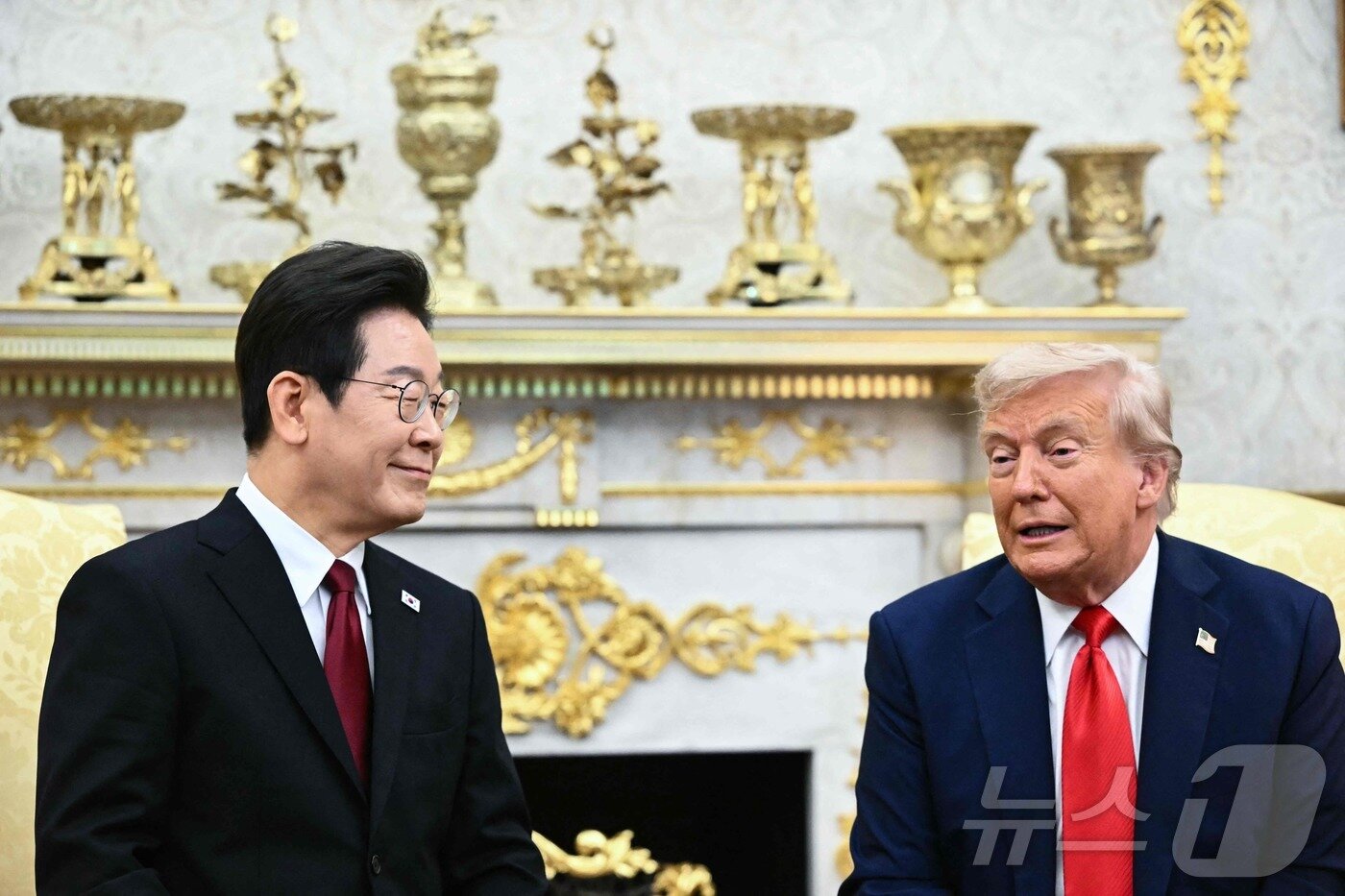 본문 이미지 - 이재명 대통령이 25일&#40;현지시간&#41; 미국 워싱턴 백악관에서 도널드 트럼프 미국 대통령과 한미 정상회담을 하고 있다. ⓒ AFP=뉴스1 ⓒ News1 신웅수 기자