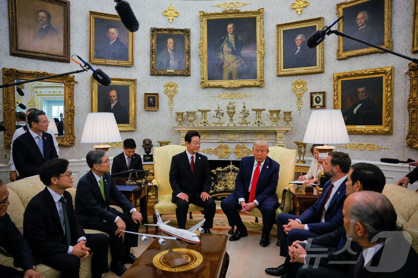 본문 이미지 - 이재명 대통령이 25일&#40;현지시간&#41; 미국 워싱턴 백악관에서 도널드 트럼프 미국 대통령과 한미 정상회담을 하고 있다. ⓒ 로이터=뉴스1 ⓒ News1 신웅수 기자