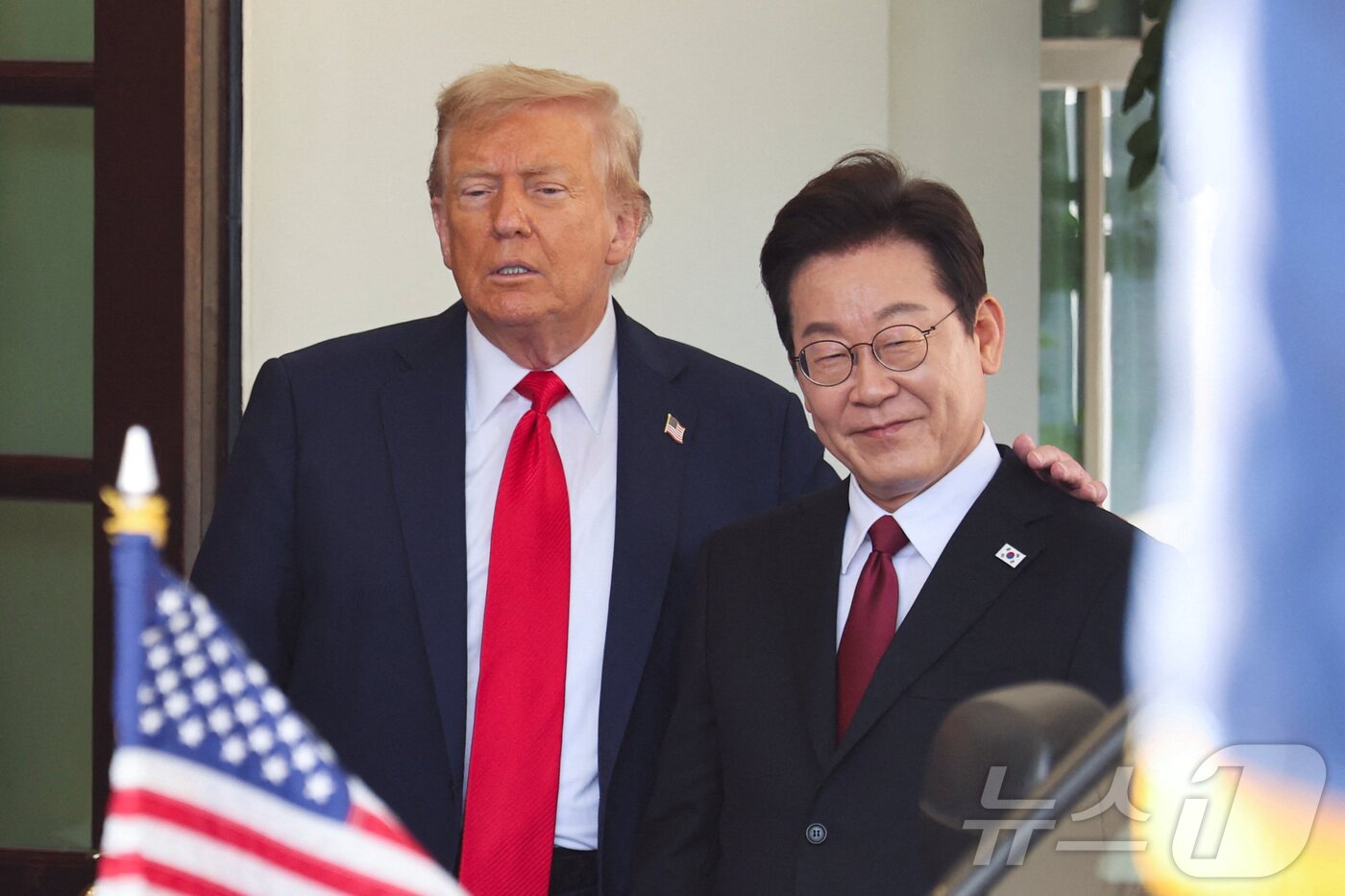 본문 이미지 - 25일&#40;현지시간&#41; 이재명 대통령과 도널드 트럼프 대통령이 미국 워싱턴 백악관에서 인사를 나누고 있다. ⓒ 로이터=뉴스1 ⓒ News1 신웅수 기자