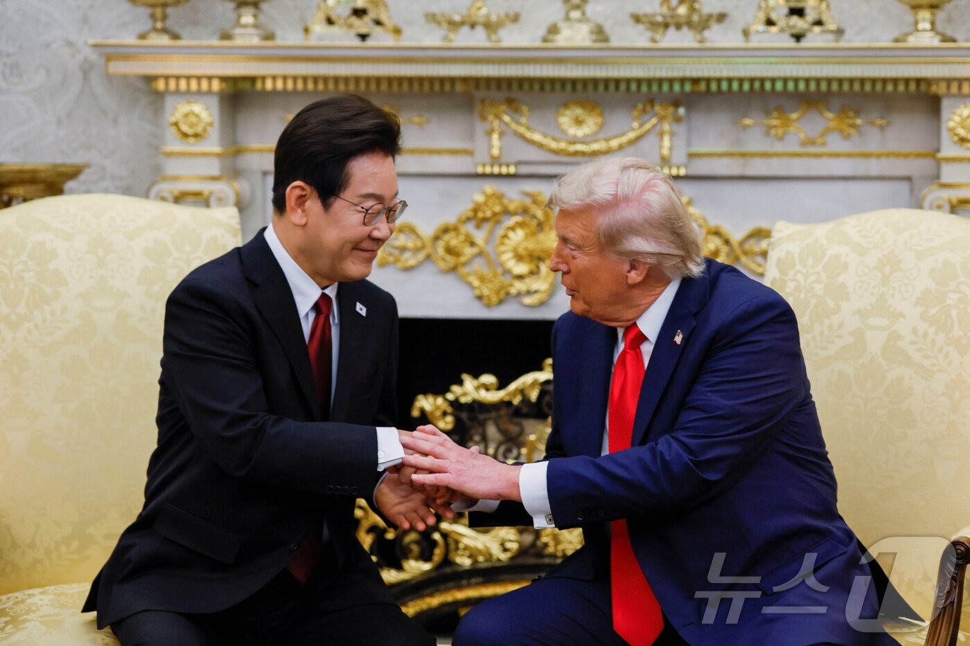 본문 이미지 - 이재명 대통령이 25일&#40;현지시간&#41; 미국 워싱턴 백악관에서 도널드 트럼프 대통령과 한미 정상회담을 하고 있다. ⓒ 로이터=뉴스1 ⓒ News1 신웅수 기자
