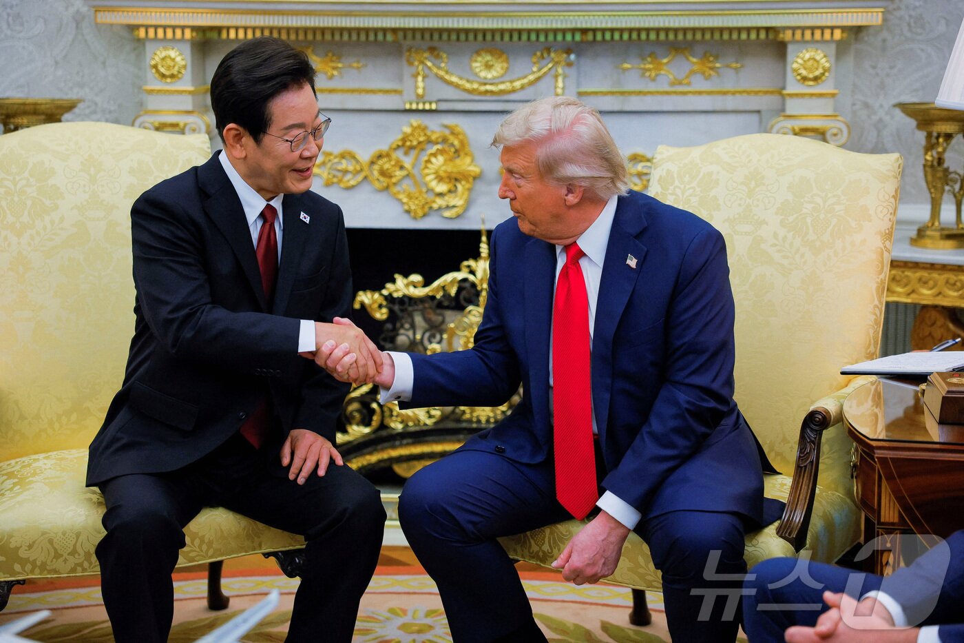본문 이미지 - 이재명 대통령이 25일&#40;현지시간&#41; 미국 워싱턴 백악관에서 도널드 트럼프 대통령과 한미 정상회담을 하고 있다. ⓒ 로이터=뉴스1 ⓒ News1 신웅수 기자