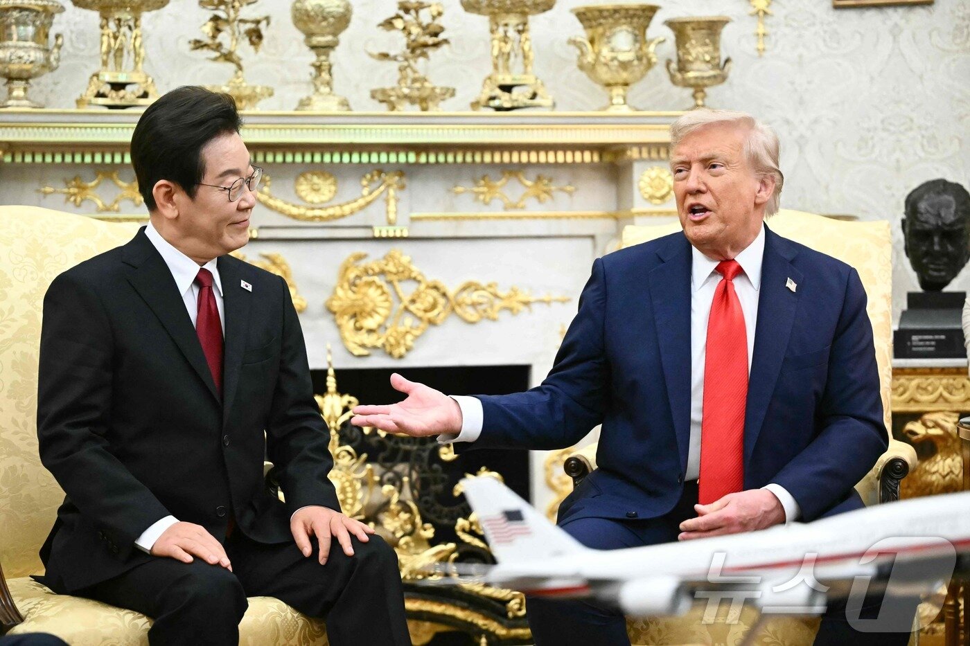 본문 이미지 - 이재명 대통령이 25일(현지시간) 미국 워싱턴 백악관에서 도널드 트럼프 대통령과 한미 정상회담을 하고 있다. ⓒ AFP=뉴스1 ⓒ News1 신웅수 기자